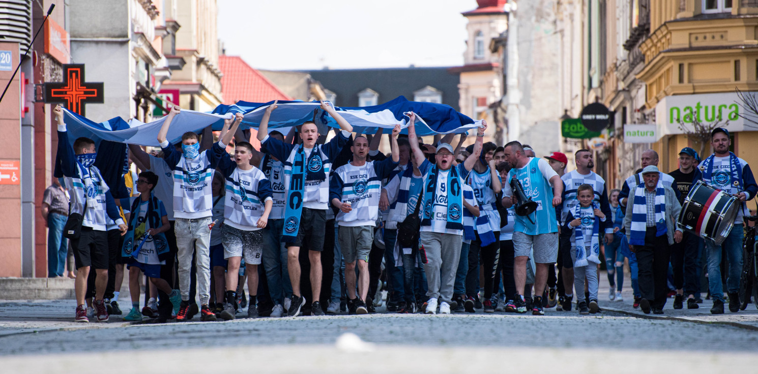 Inowrocław - To był biało-niebieski marsz ulicami Inowrocławia przed ważnym meczem