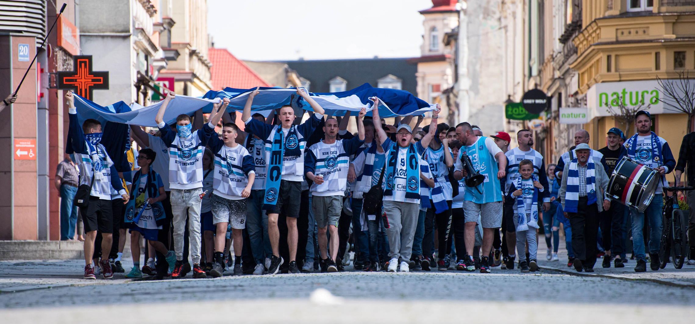 Inowrocław - To był biało-niebieski marsz ulicami Inowrocławia przed ważnym meczem