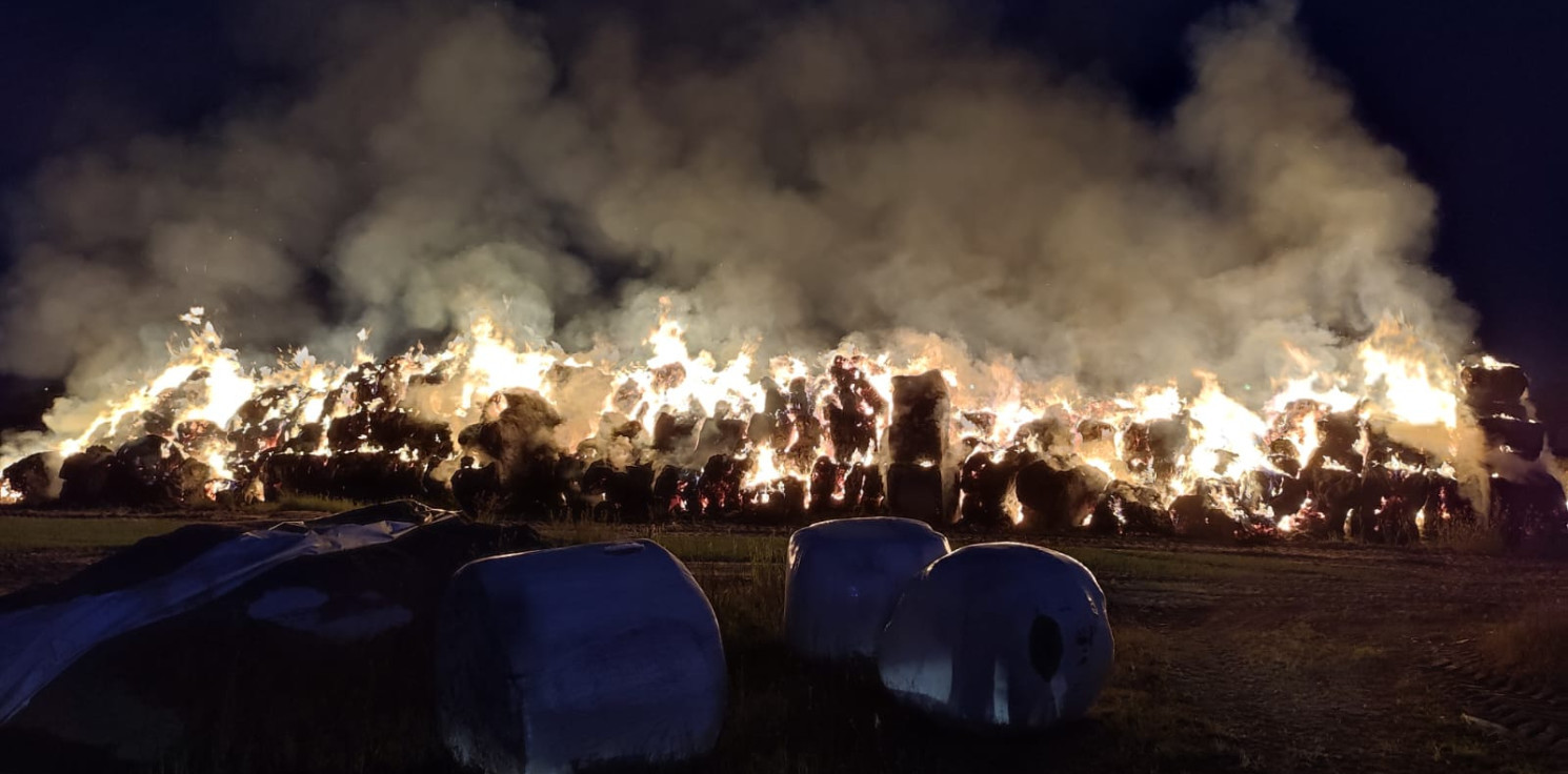 Region - Duży pożar koło Strzelna. Stóg siana w ogniu
