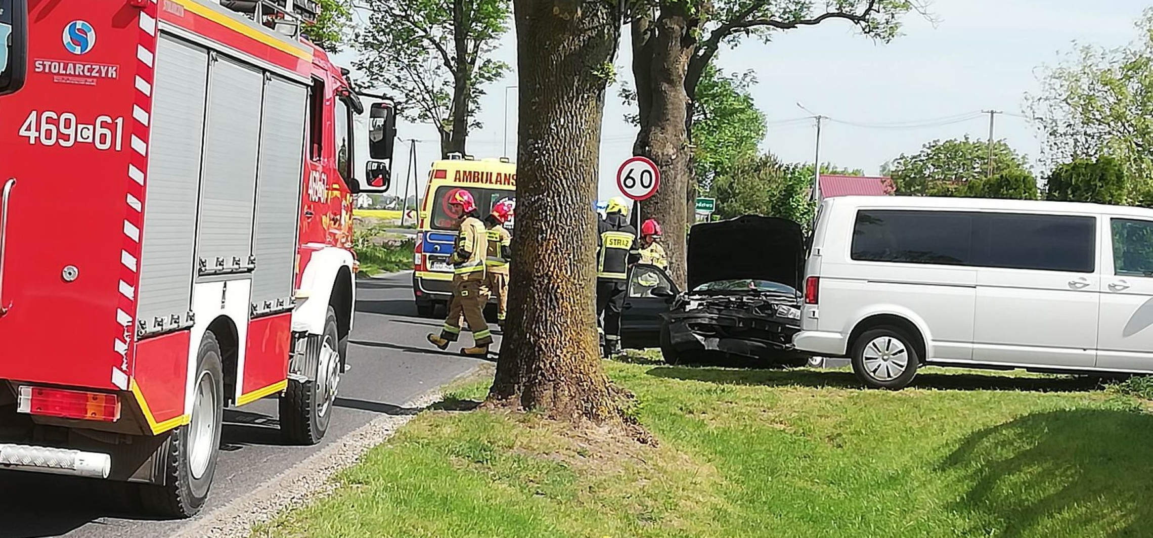 Kruszwica - Samochód uderzył w drzewo w Kruszwicy