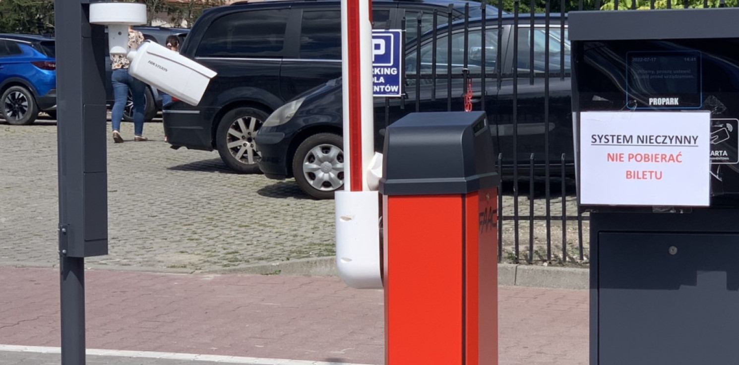Kruszwica.online - Z impetem wjechał w parkingowy szlaban