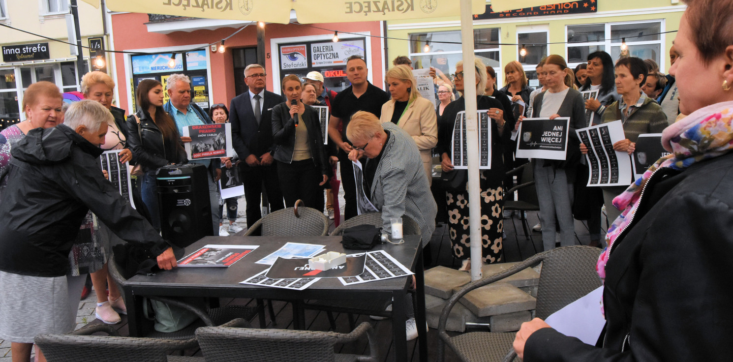 Inowrocław - "Ani jednej więcej". Protest kobiet w Inowrocławiu