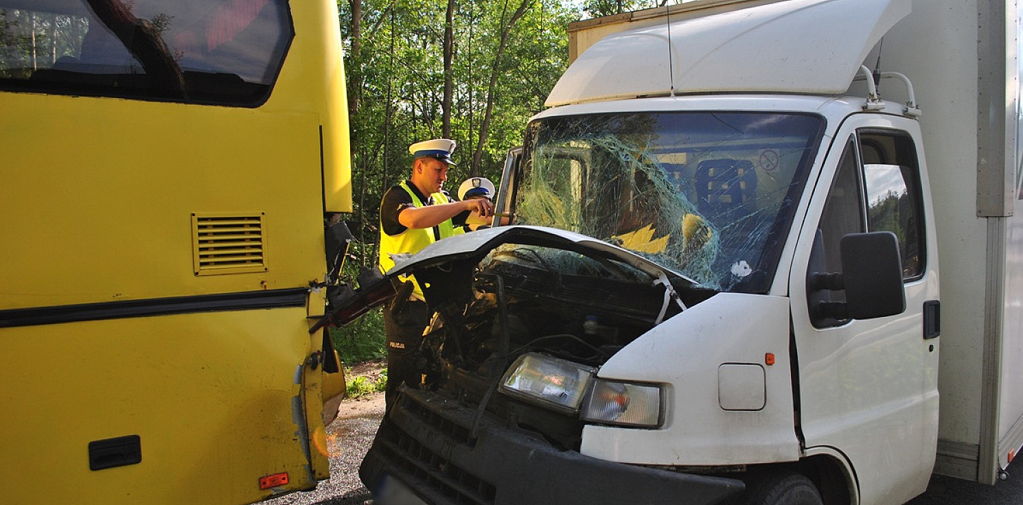 Mogilno - Dostawczak wjechał w autobus