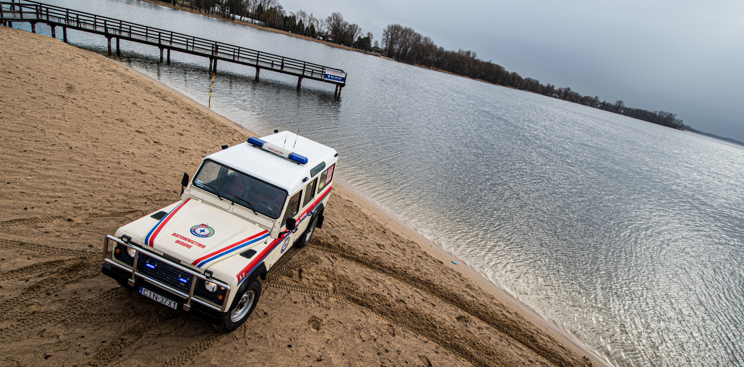 Kruszwica.online - Pijany sternik wpłynął żaglówką na plażę