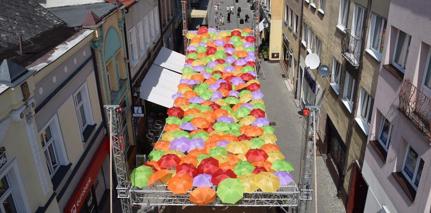 Inowrocław - Kolorowe parasolki zawisną w centrum. Oto program ART INO Festiwal