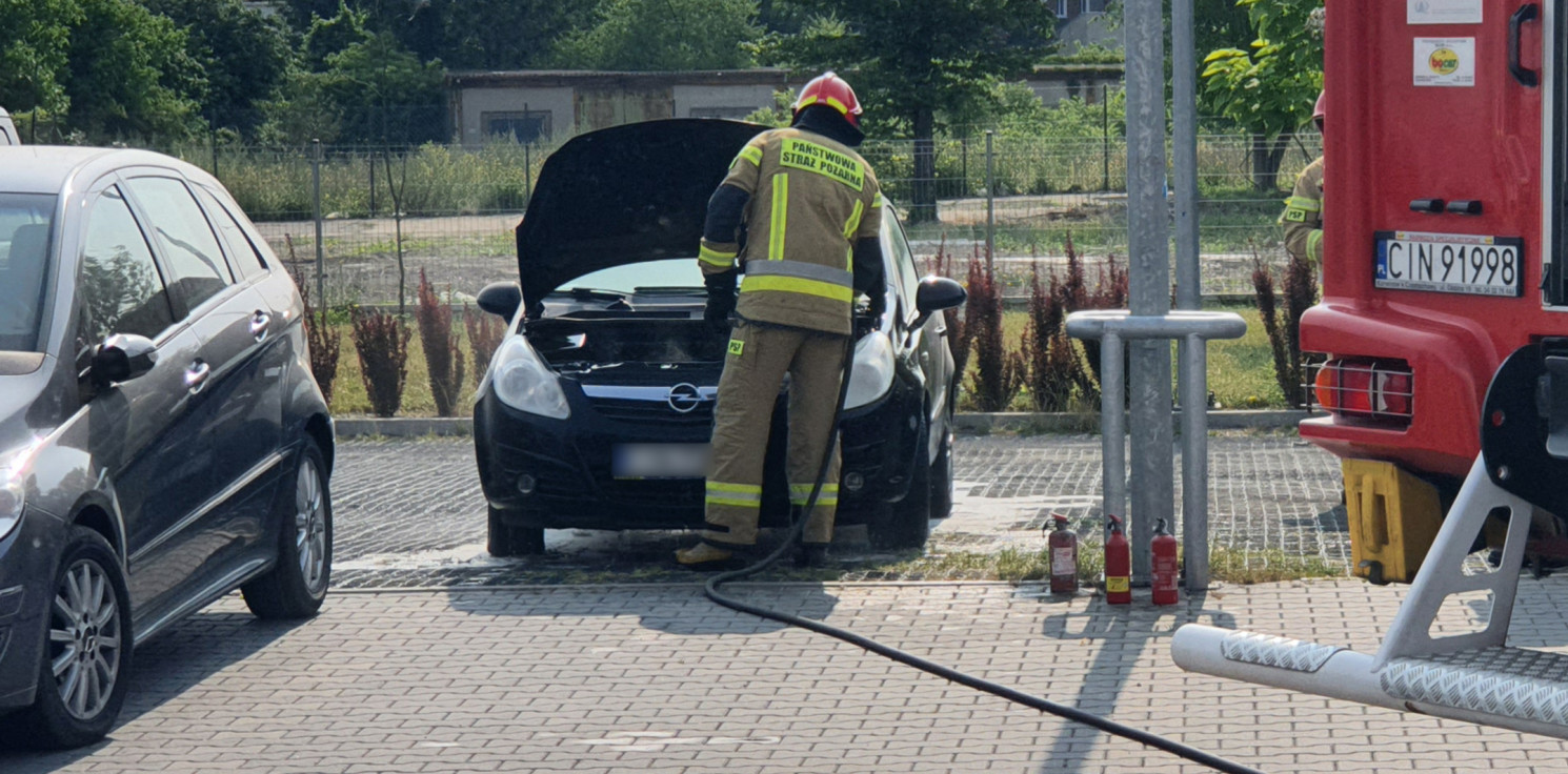 Inowrocław - Pożar opla na sklepowym parkingu