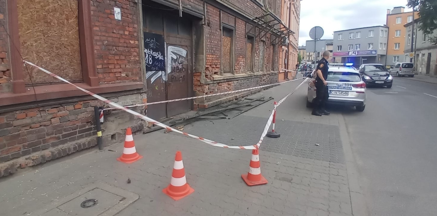 Inowrocław - Fragmenty kamienicy spadły na chodnik
