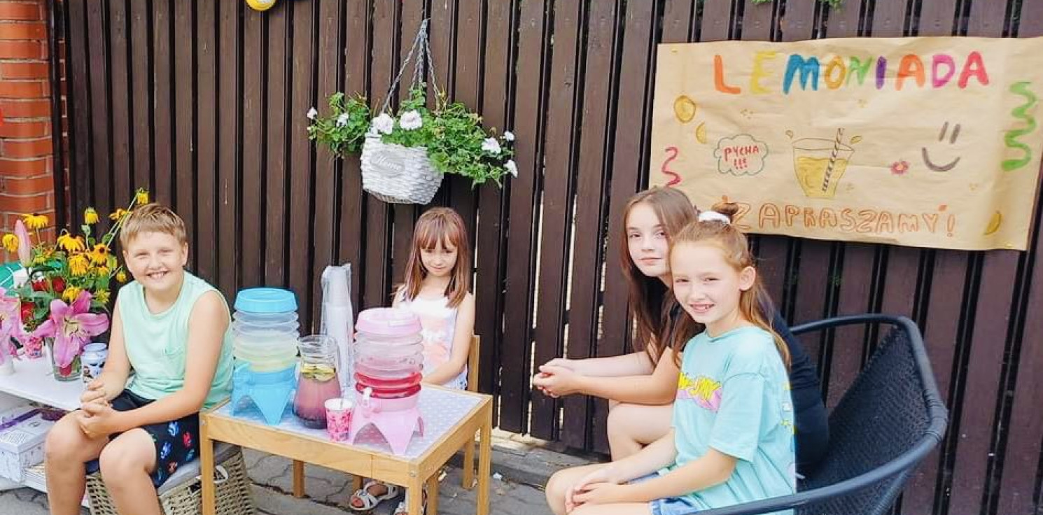 Inowrocław - Dzieci zapraszają na lemoniadę. Prosto z ulicy
