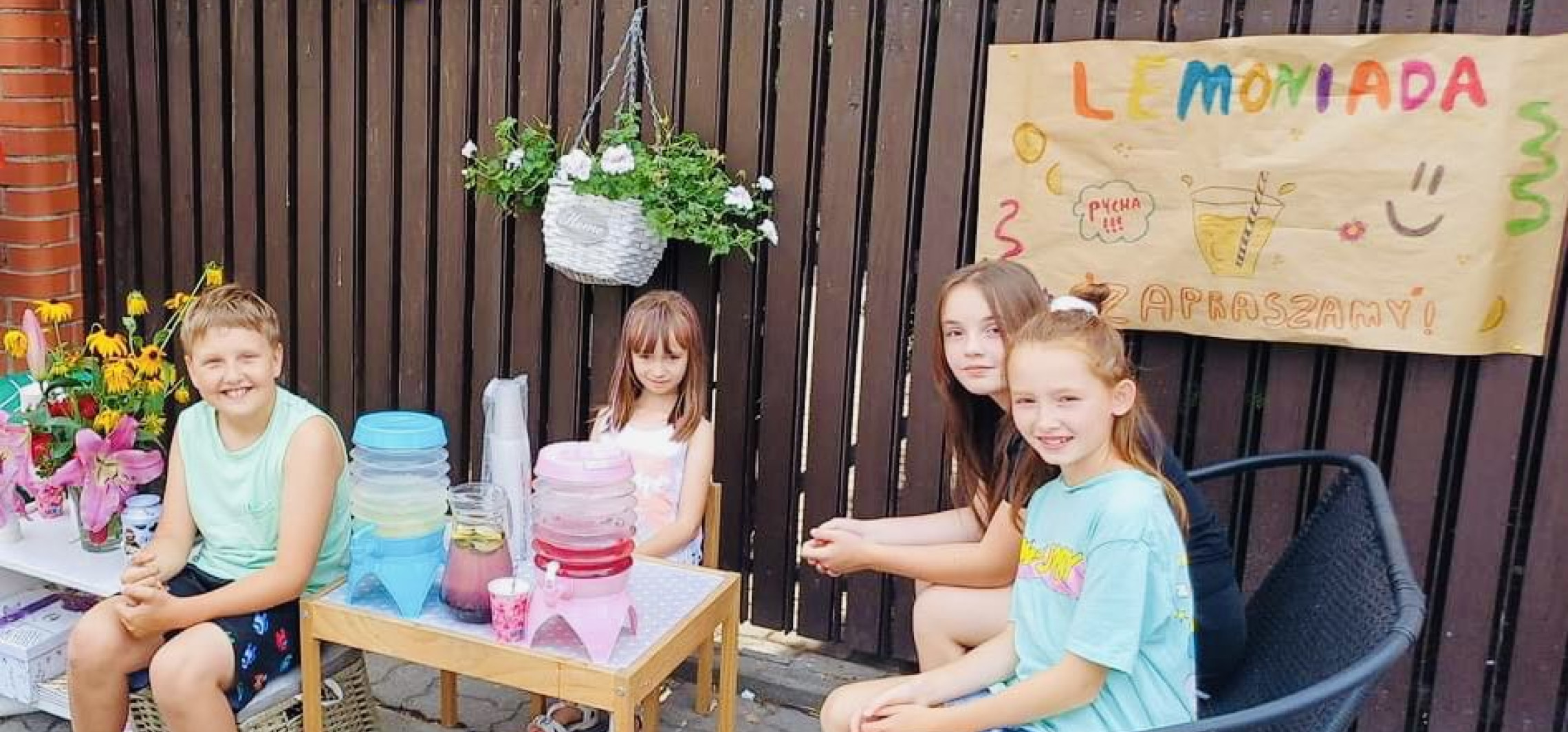 Inowrocław - Dzieci zapraszają na lemoniadę. Prosto z ulicy