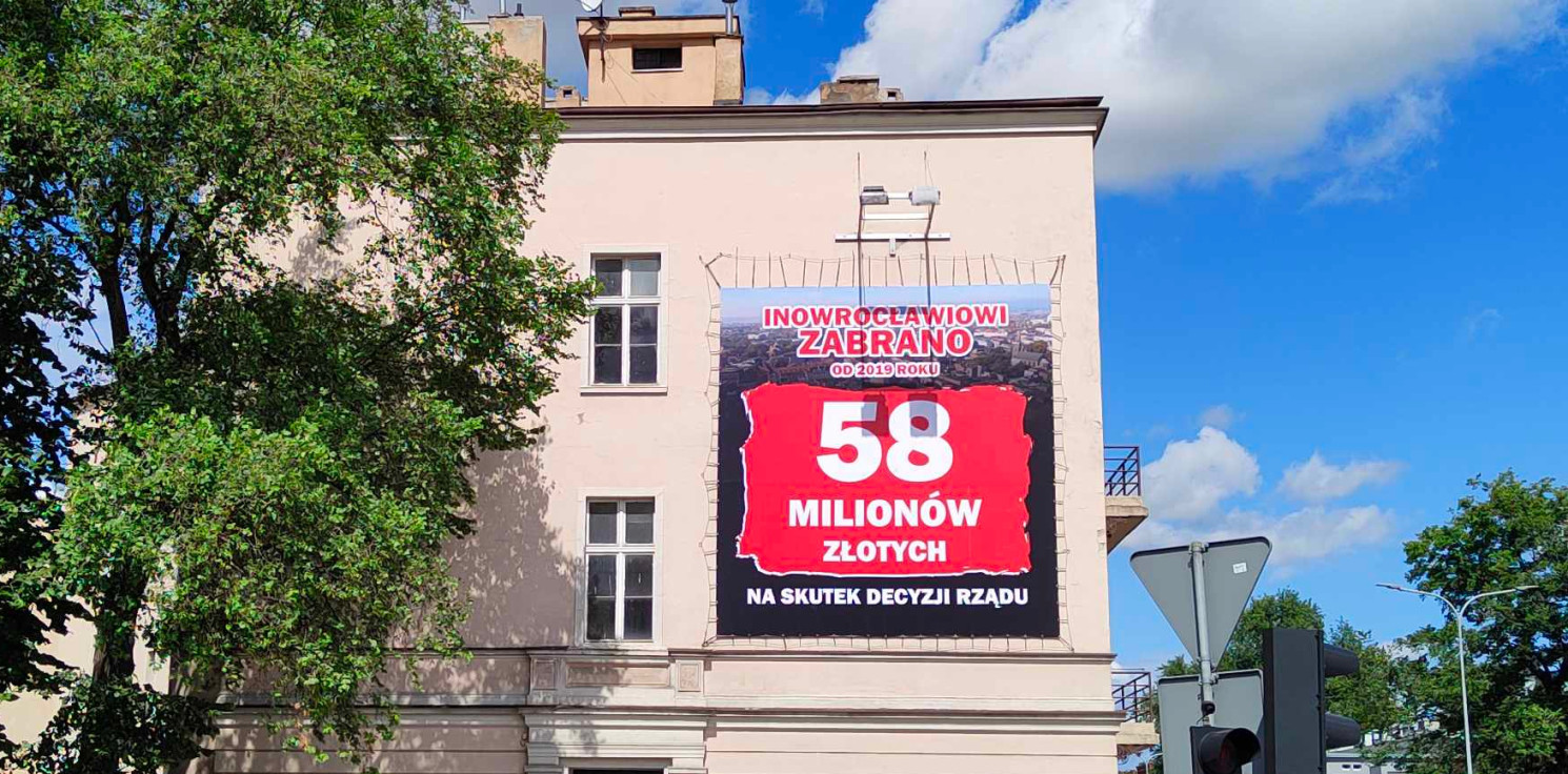 Inowrocław - Niecodzienny baner na kamienicy. Tak tłumaczy to ratusz