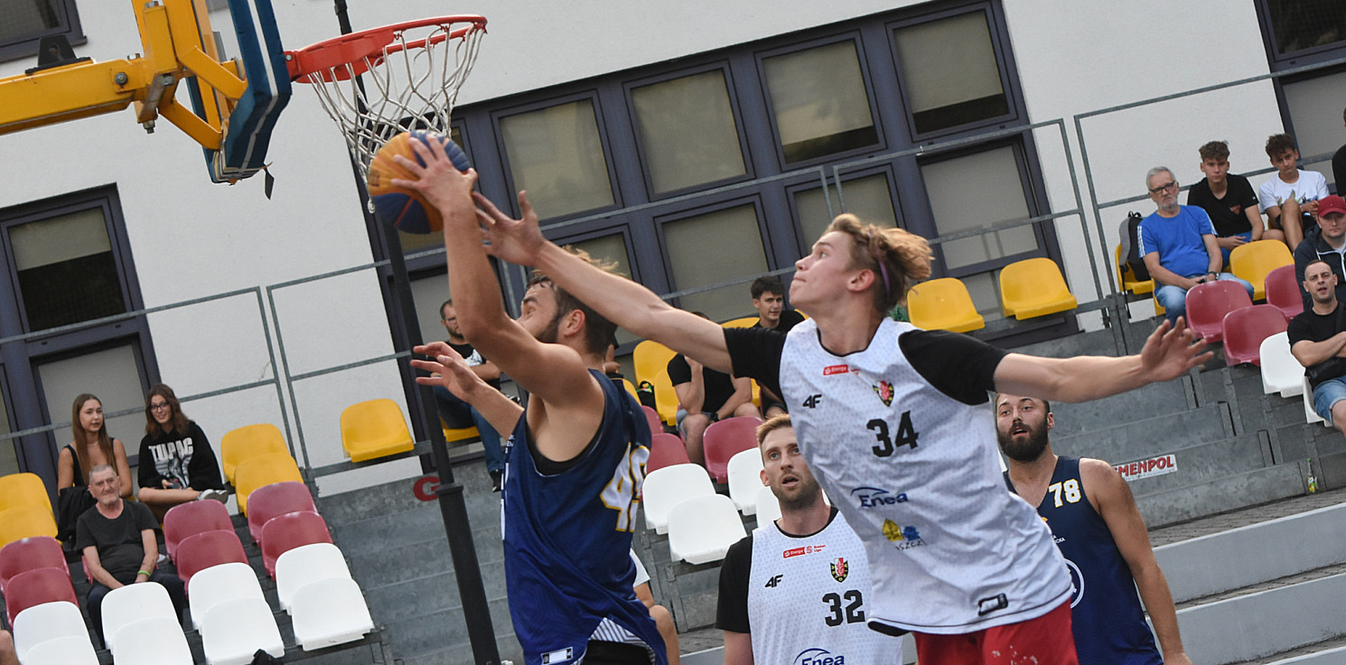 Inowrocław - Wieczorne granie pod halą. To Basket Cup