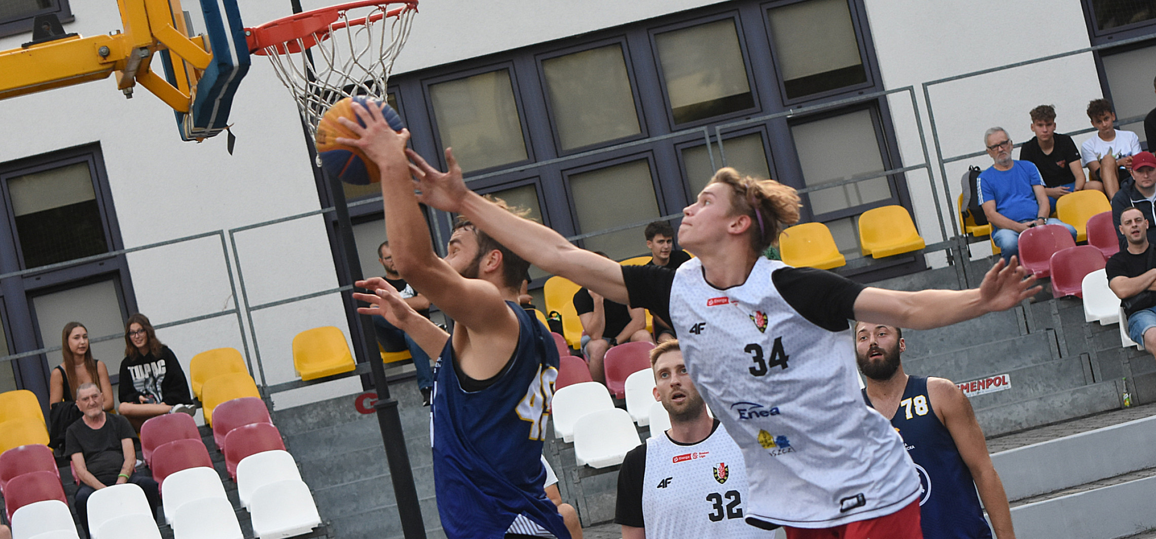 Inowrocław - Wieczorne granie pod halą. To Basket Cup