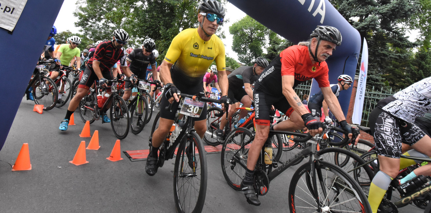 Inowrocław - Ruszył wyścig rowerowy. Kolarze upamiętnili  Wiesława Szczepańskiego