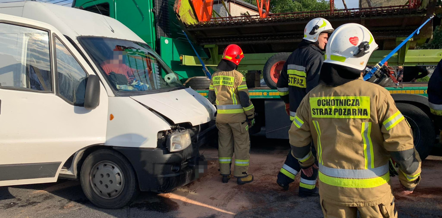 Dąbrowa Biskupia - Groźna kraksa w regionie. Droga zablokowana