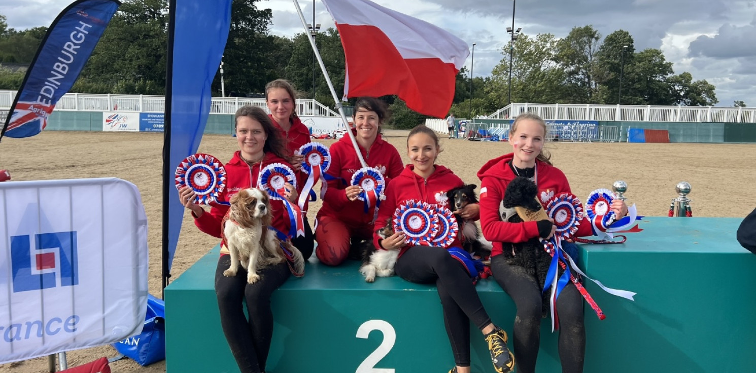 Inowrocław - Olga i jej psiaki na podium zawodów w Anglii