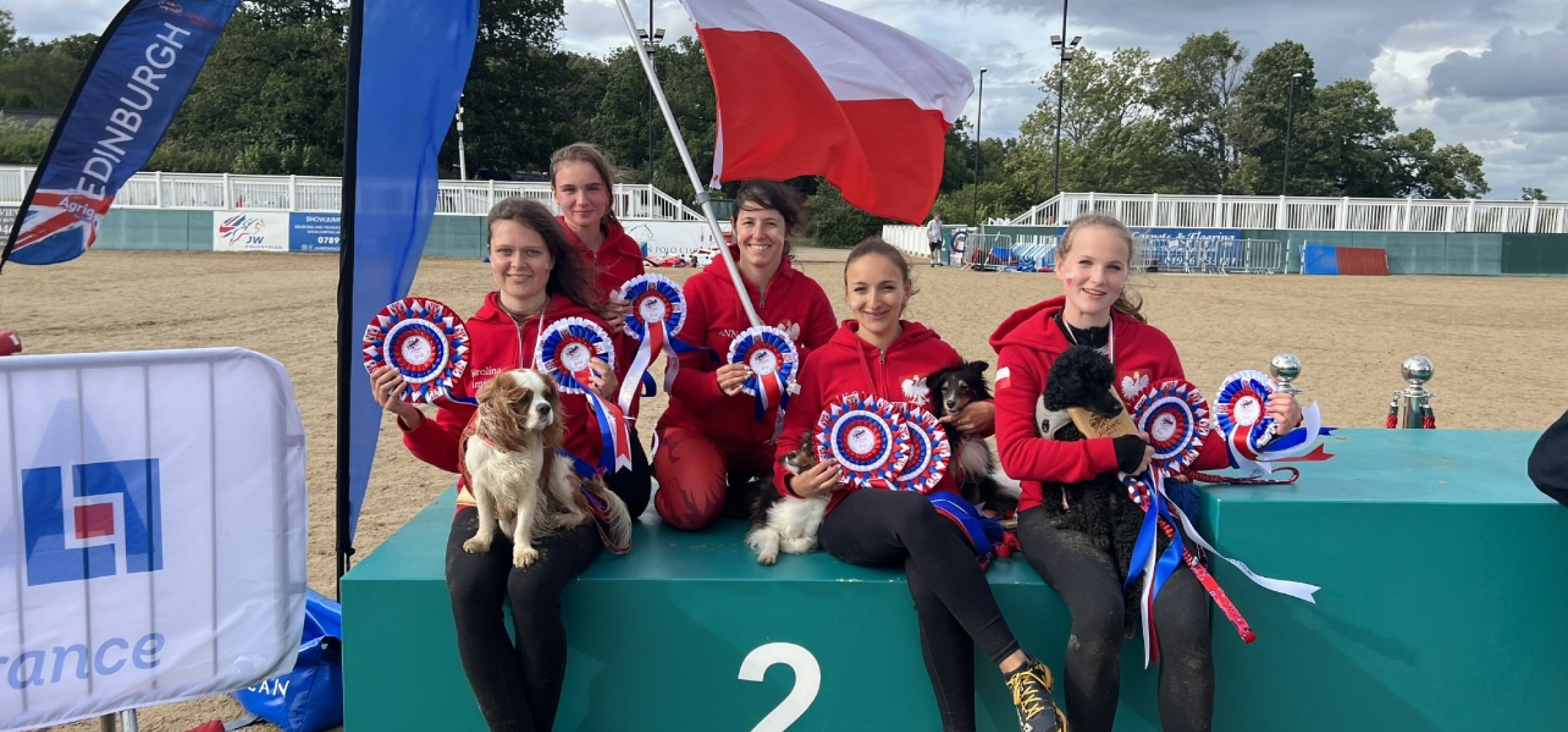 Inowrocław - Olga i jej psiaki na podium zawodów w Anglii