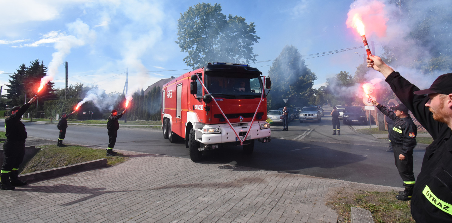 Gmina Inowrocław - Strażacy hucznie powitali nowy wóz