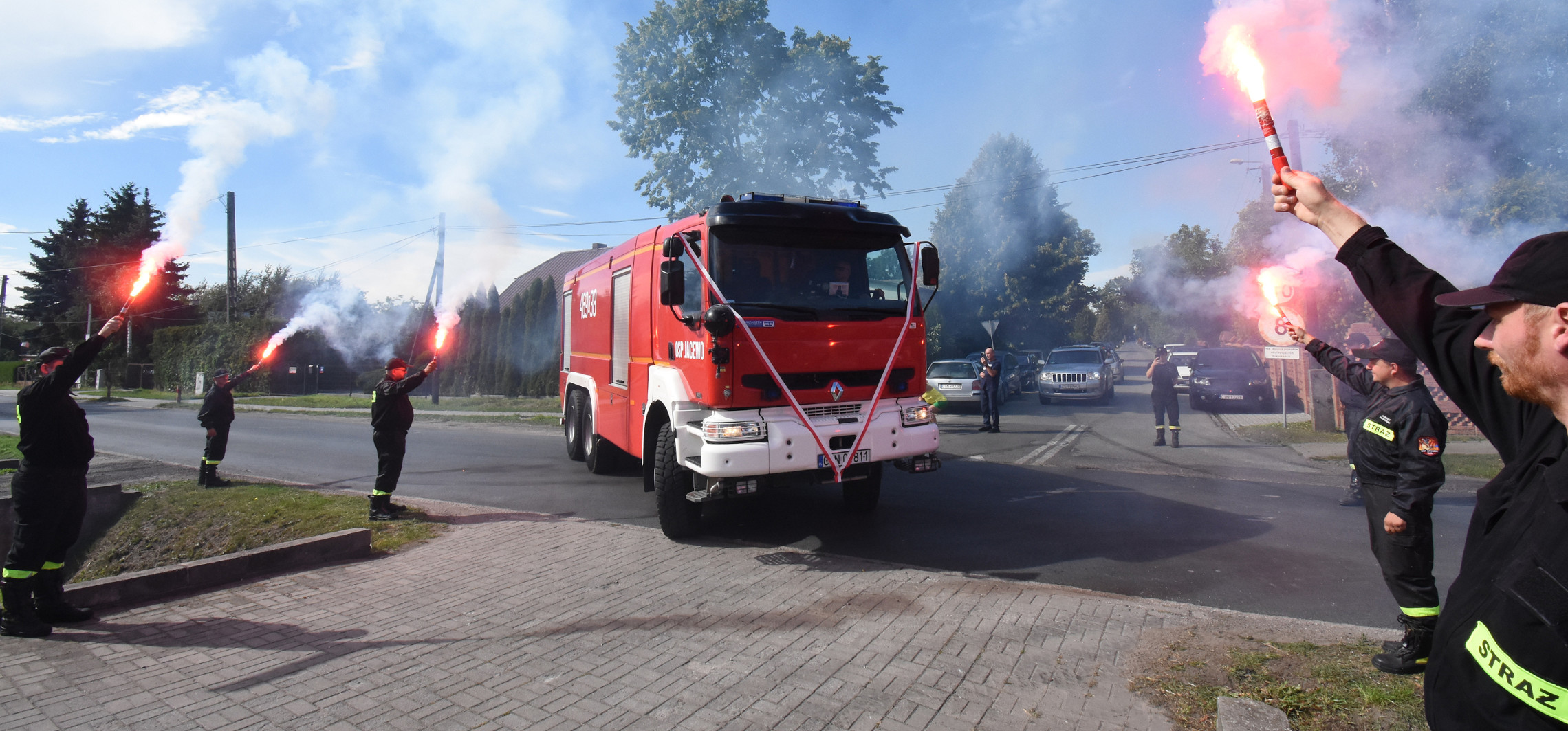 Gmina Inowrocław - Strażacy hucznie powitali nowy wóz