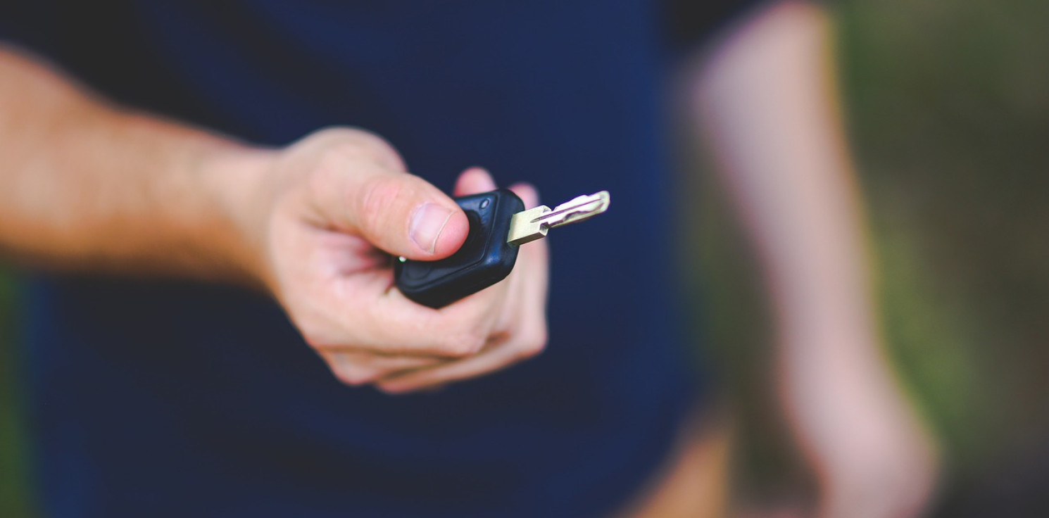 Dąbrowa Biskupia - Kierowca ciągnika zabrał kluczyki prowadzącemu auto. Miał ważny powód