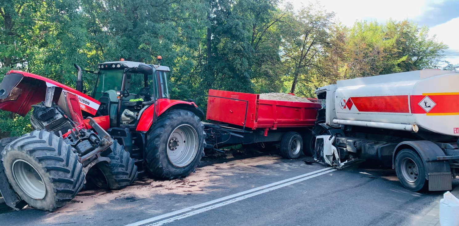 Region - Ciężarówka uderzyła w traktor, blokując krajową "15"