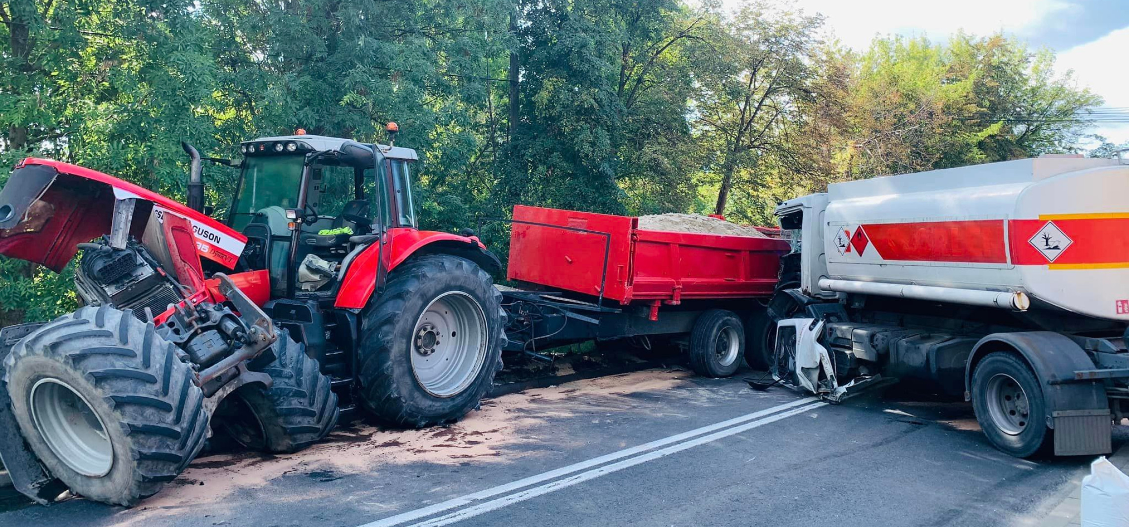 Region - Ciężarówka uderzyła w traktor, blokując krajową "15"