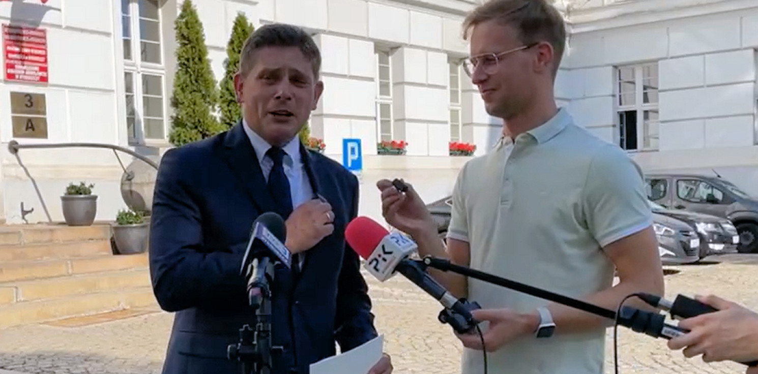 Inowrocław - Poseł PiS zaprzecza, by przyszedł do ratusza z podsłuchem. "Zapomniałem zdjąć mikrofon"
