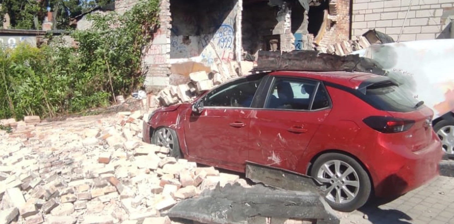 Inowrocław - O krok od tragedii. Runęła ściana budynku przy ul. Średniej