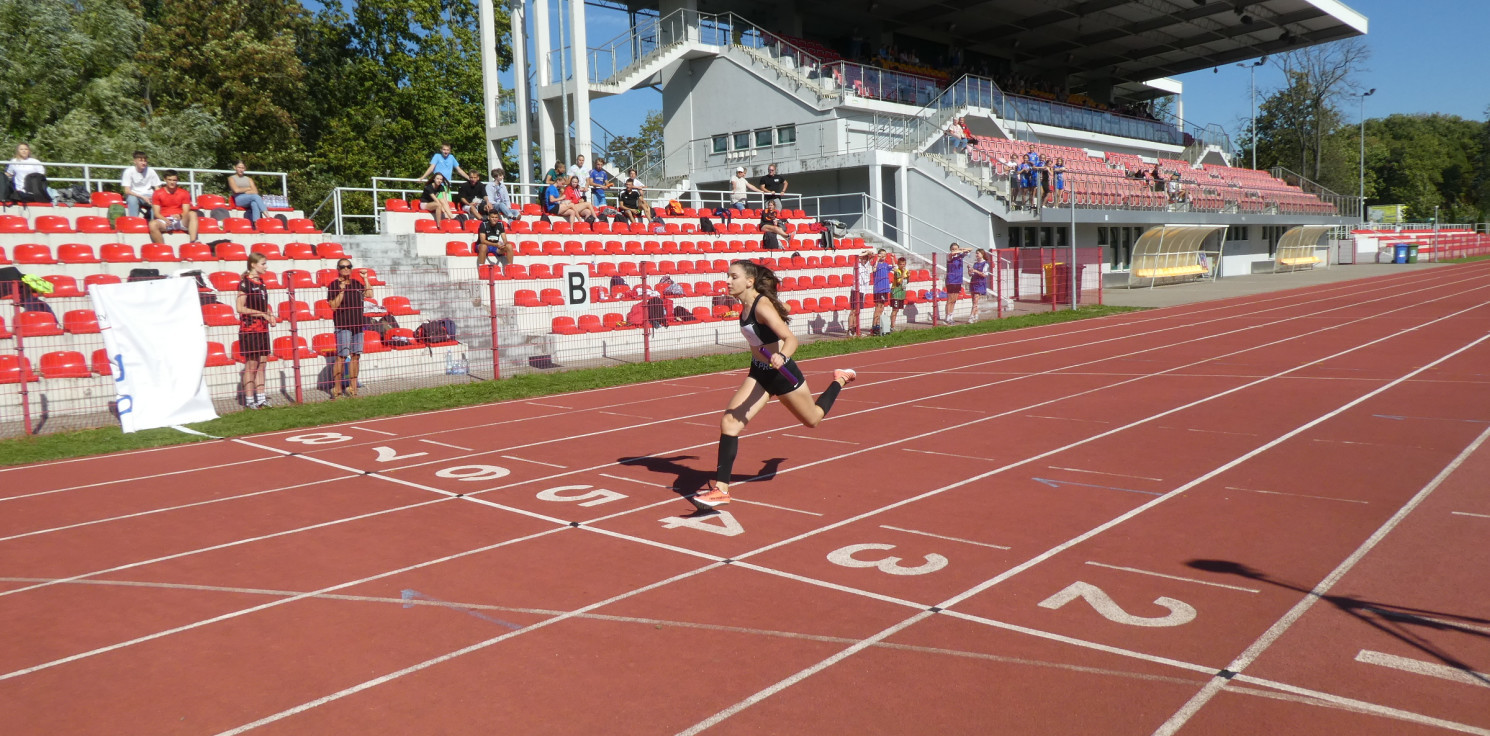 Inowrocław - Sztafetowe zawody na stadionie przy Wierzbińskiego