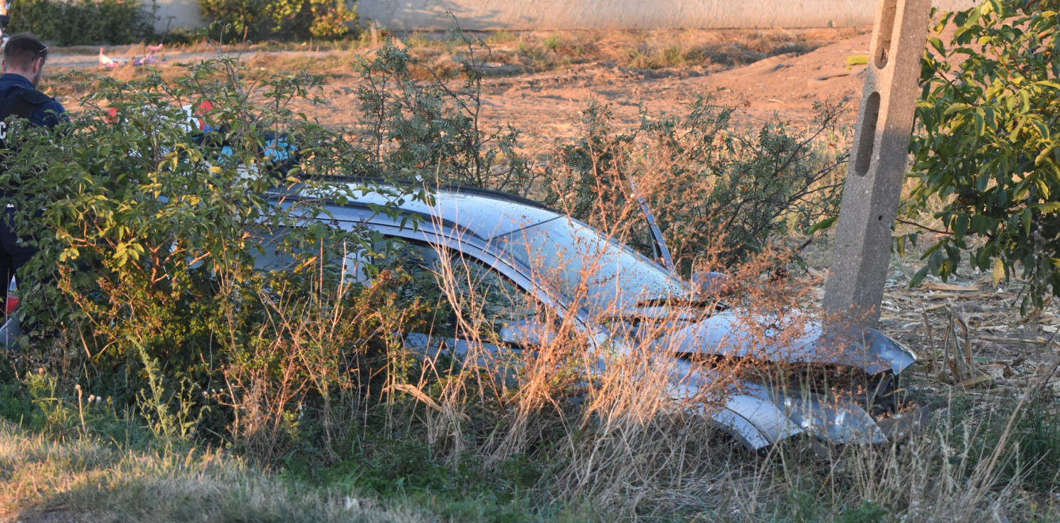 Region - Auto wypadło z drogi i zatrzymało się na słupie
