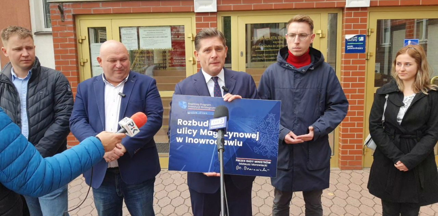 Inowrocław - Dotacja na Magazynową. Poseł przywiózł czek