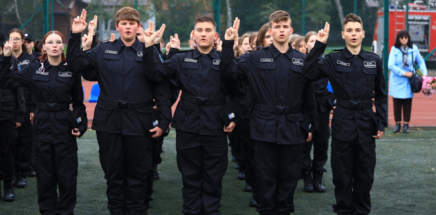 Inowrocław - Ślubowanie klas mundurowych w Mątwach