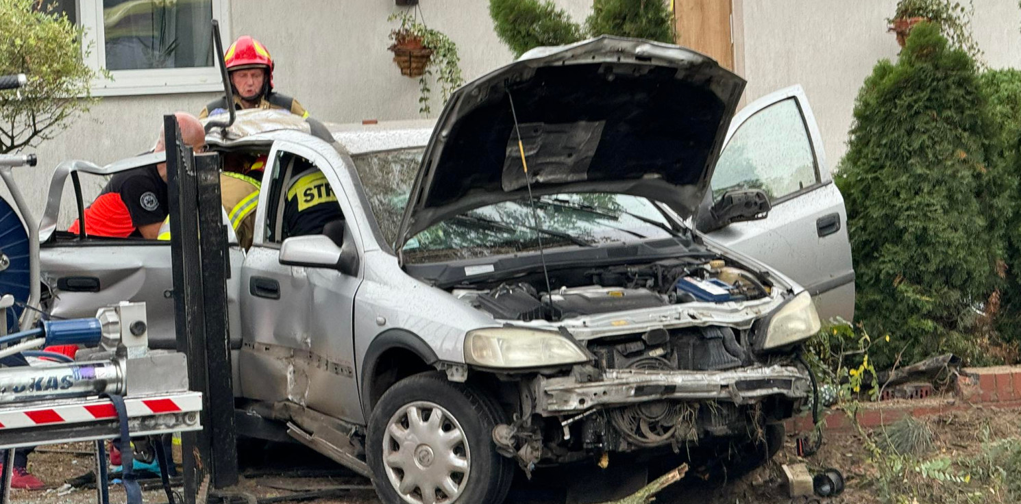 Region - Opel dachował i staranował ogrodzenie. Na miejscu LPR