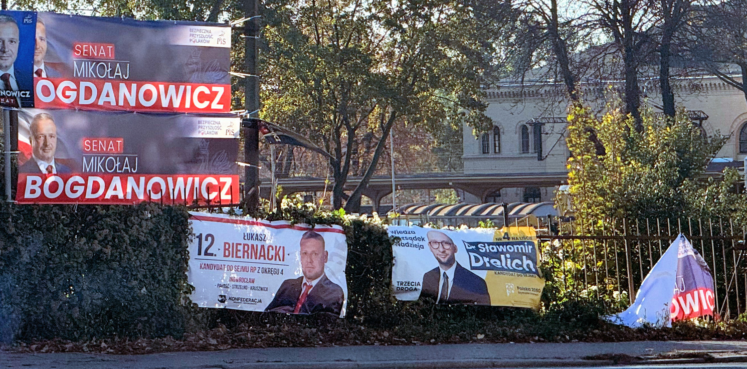 Inowrocław -  Banery wyborcze... psu na budę