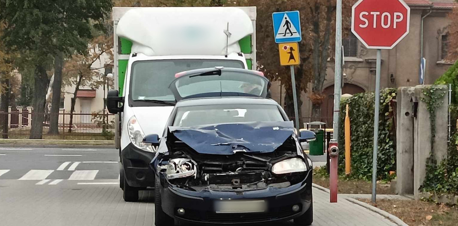 Inowrocław - W Mątwach golf wjechał w tył dostawczaka