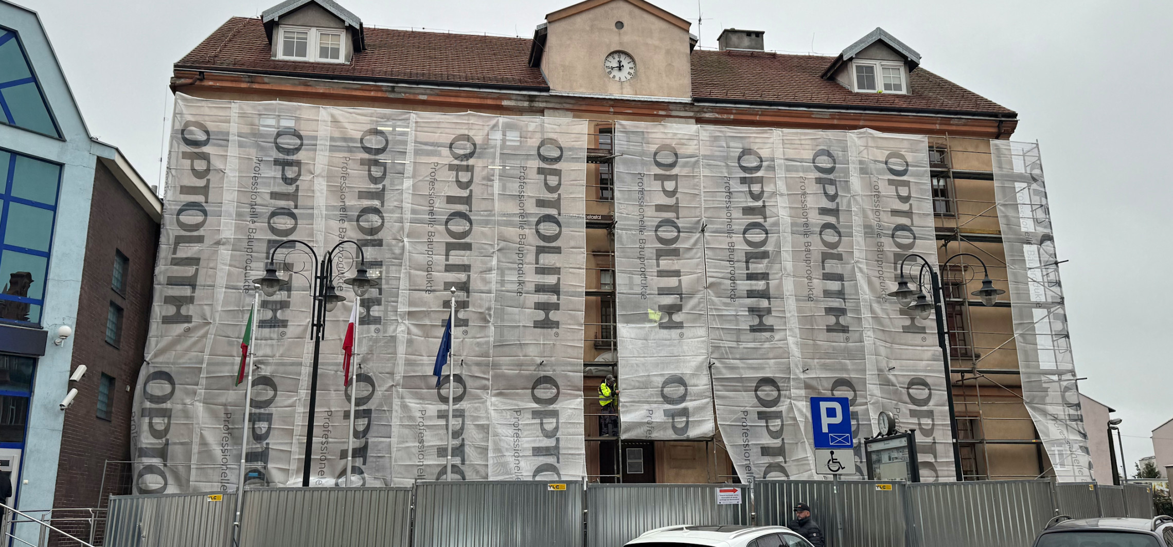 Inowrocław - Przed urzędem stanęły rusztowania. Rusza remont