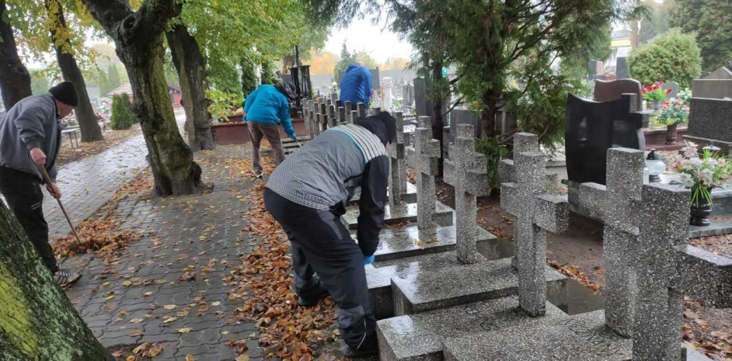 Inowrocław - Więźniowie robili porządki na cmentarzu