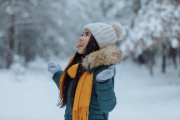 Kurtki zimowe damskie - jak dobrać idealną kurtkę na mroźne dni