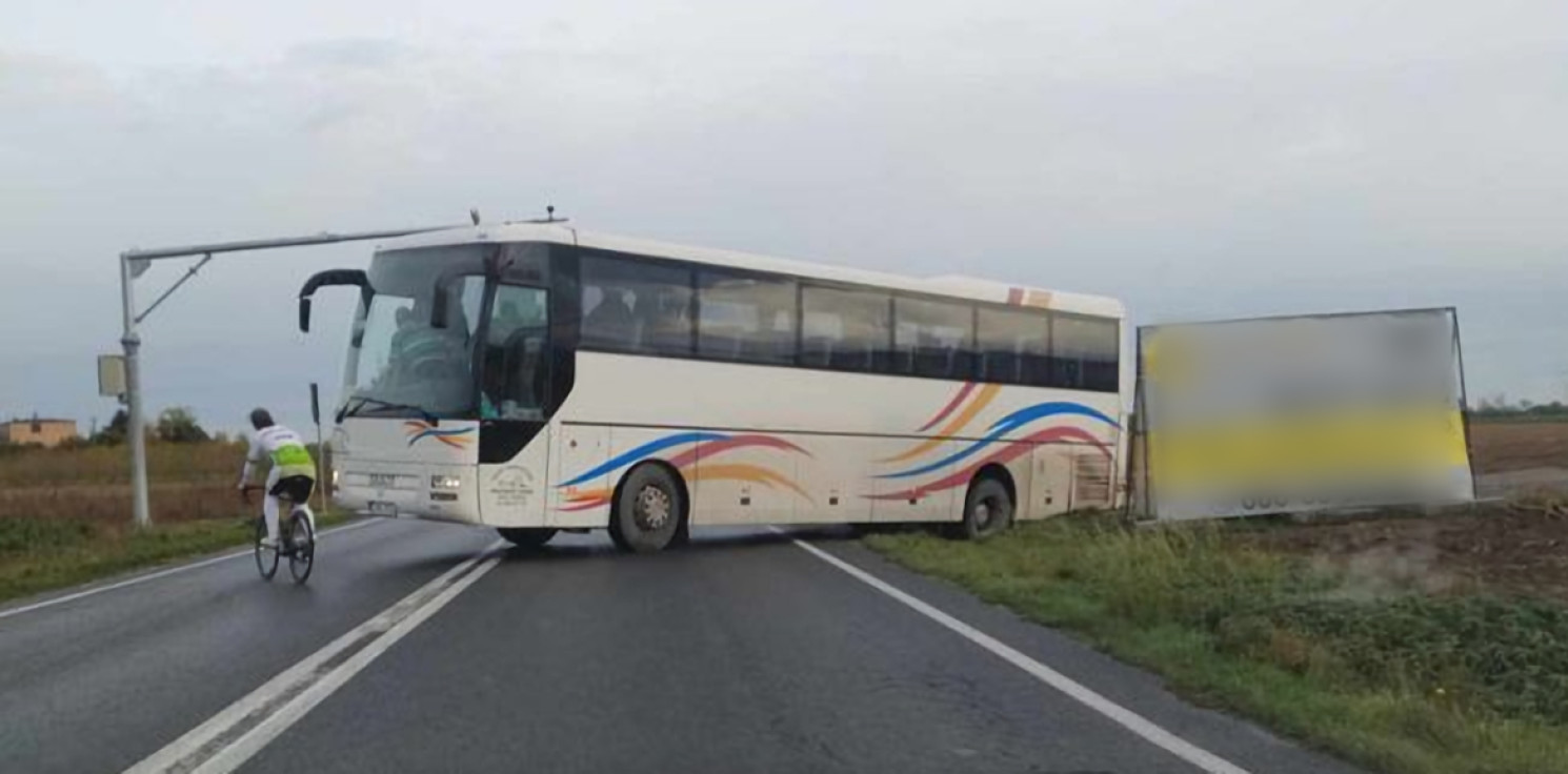 Pakość - Korek na trasie do Pakości. Autobus stanął w poprzek drogi
