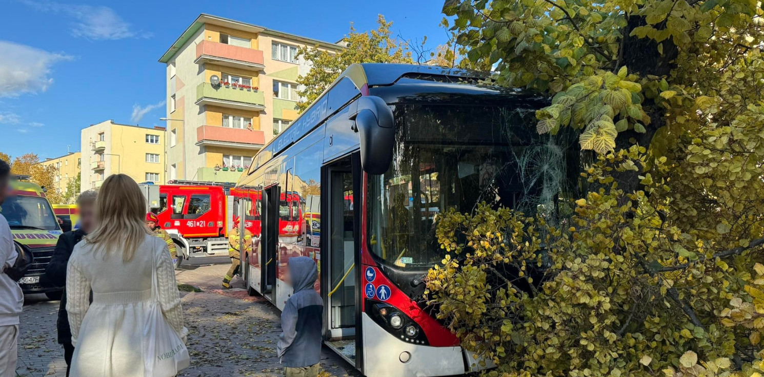 Inowrocław - Motorowerzysta zderzył się z autobusem. Są ranni (video)