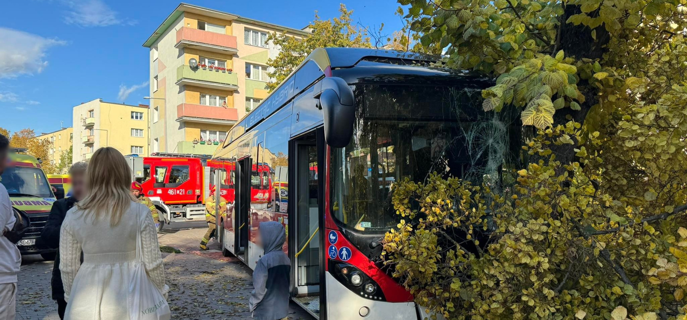 Inowrocław - Motorowerzysta zderzył się z autobusem. Są ranni (video)