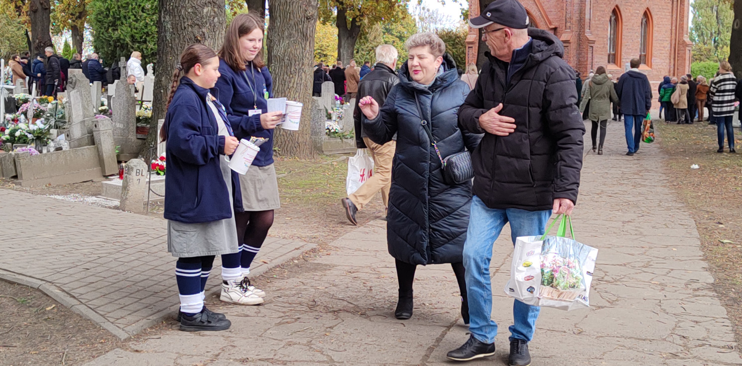 Inowrocław - Harcerze kwestowali na rzecz ratowania grobów