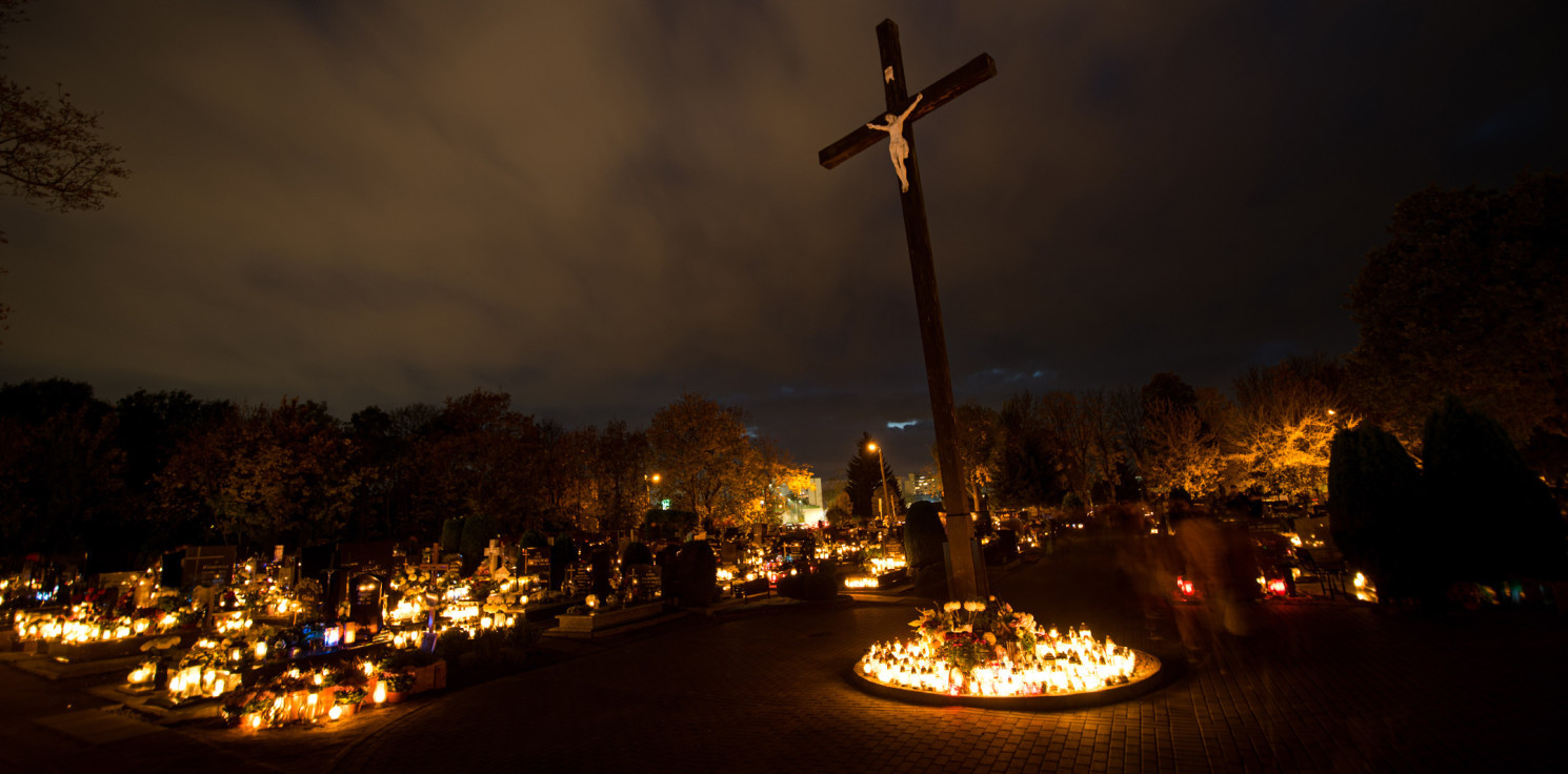 Inowrocław - Inowrocławskie cmentarze rozświetlone tysiącami zniczy