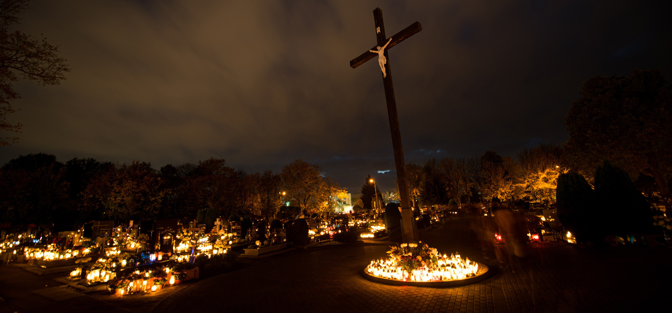 Inowrocław - Inowrocławskie cmentarze rozświetlone tysiącami zniczy