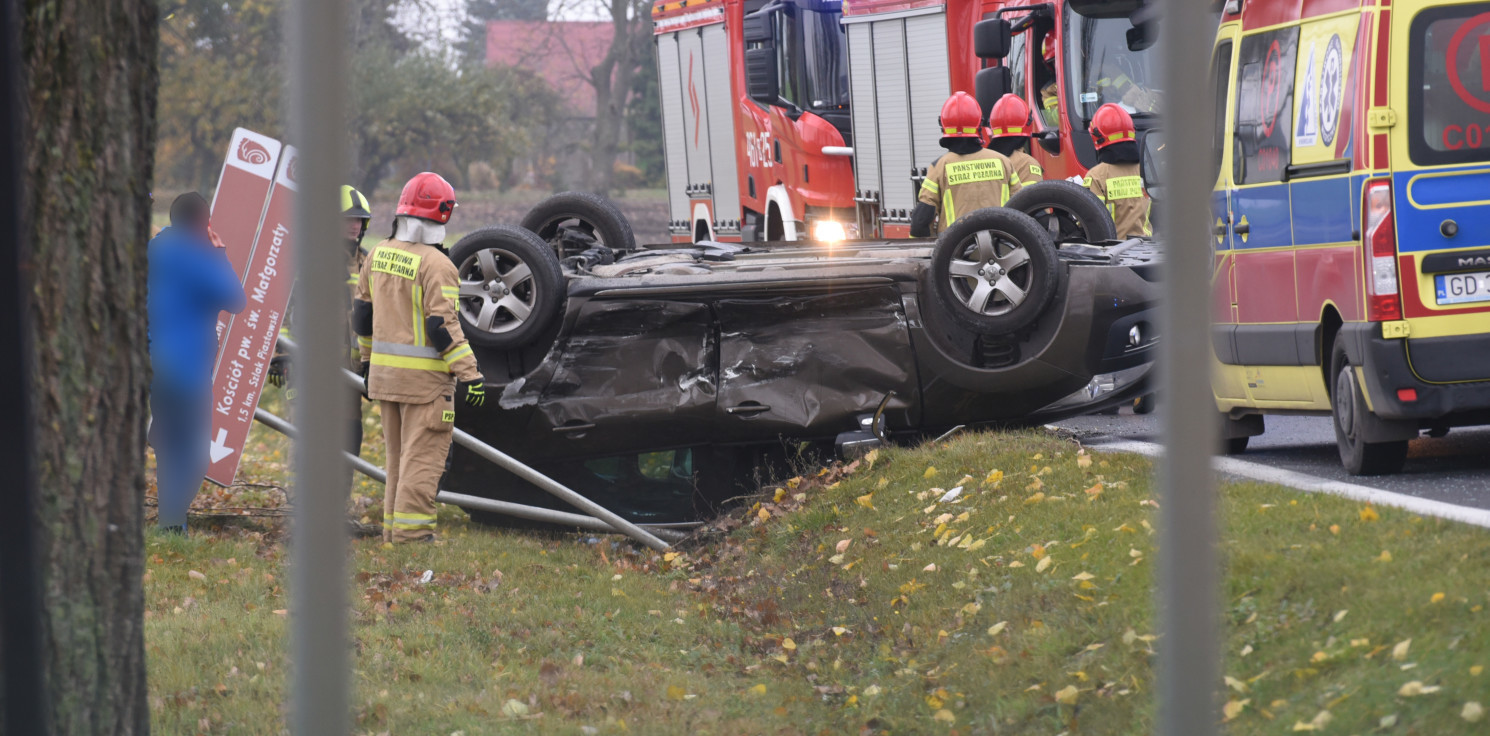 Region - Wypadek na drodze do Pakości. Jedno auto dachowało
