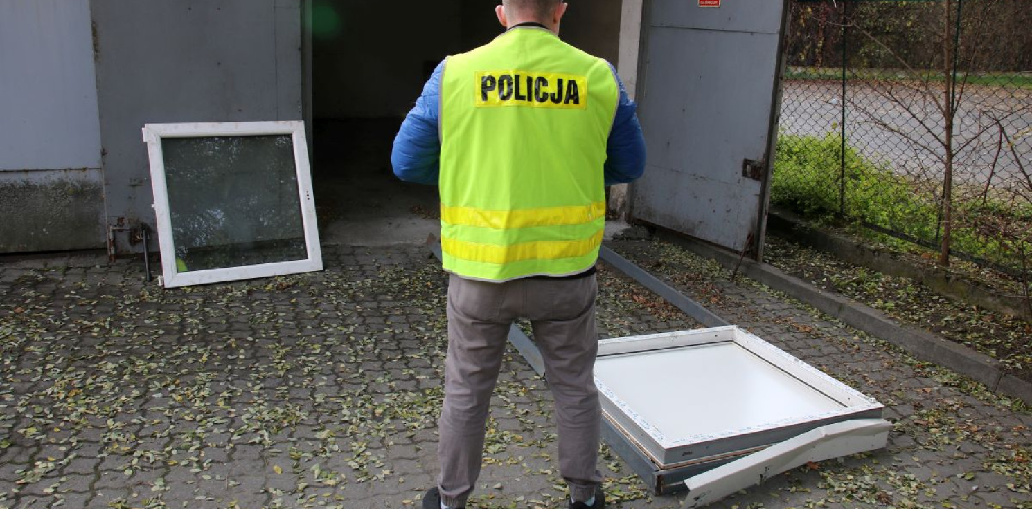 Pakość.online - Ukradł tablicę ogłoszeniową, bo chciał z niej zrobić... okno
