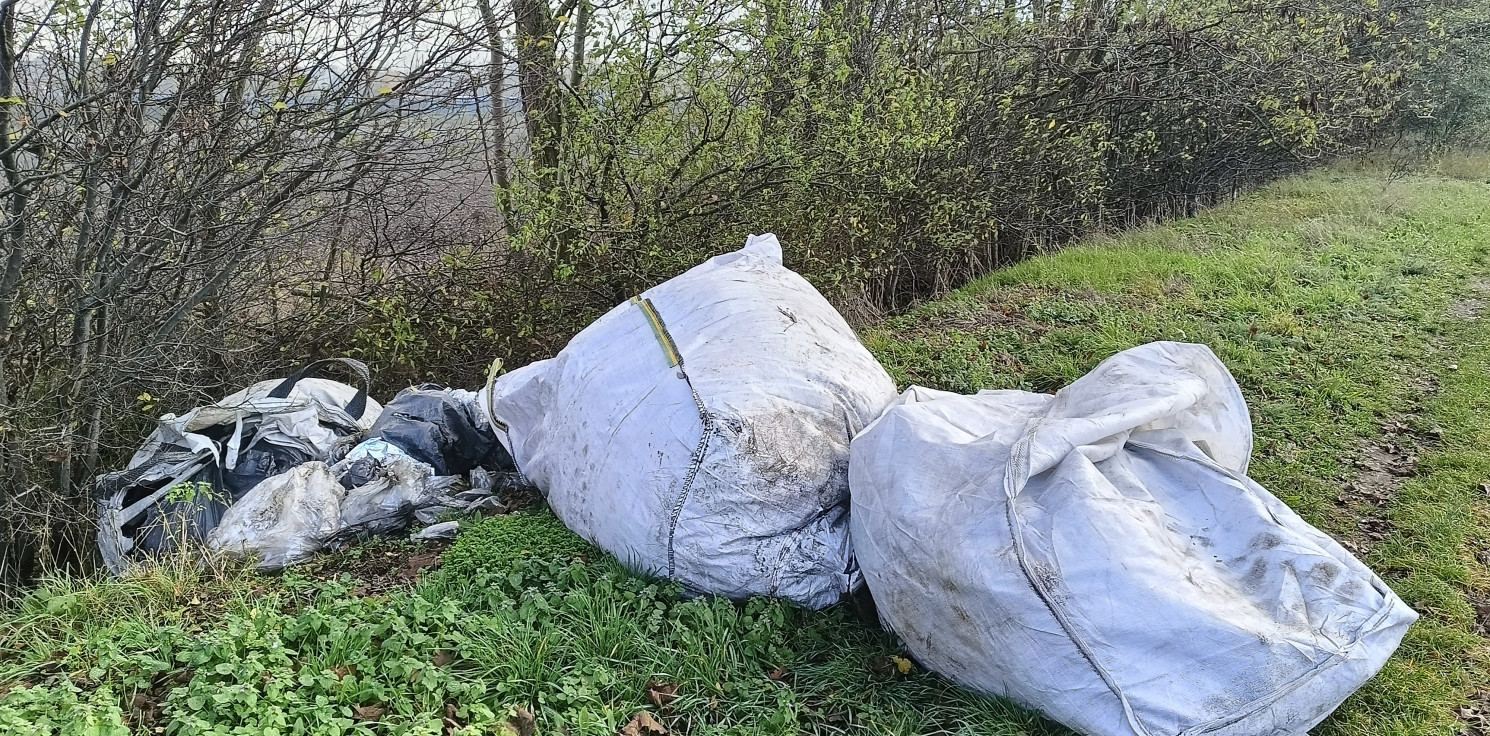 Inowrocław - Wielkie worki ze śmieciami przy Kruśliwieckiej. Sprawą zajmuje się policja