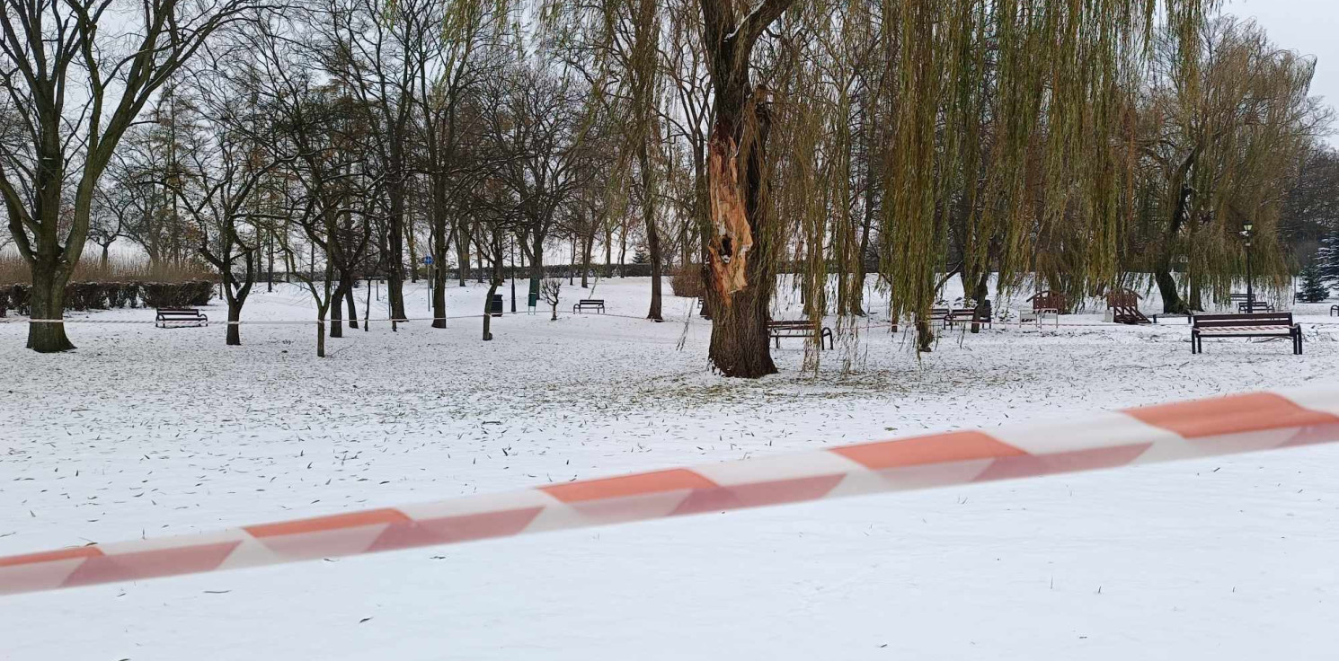 Inowrocław - Zabezpieczony teren przy wieży ciśnień. Powód?
