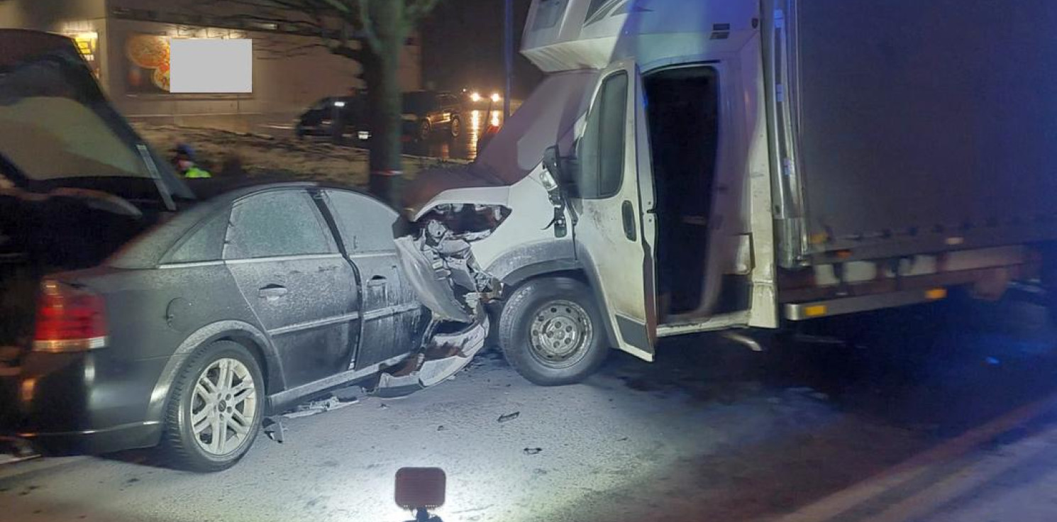 Radziejów - Czołówka busa i osobówki. 30-latka trafiła do szpitala