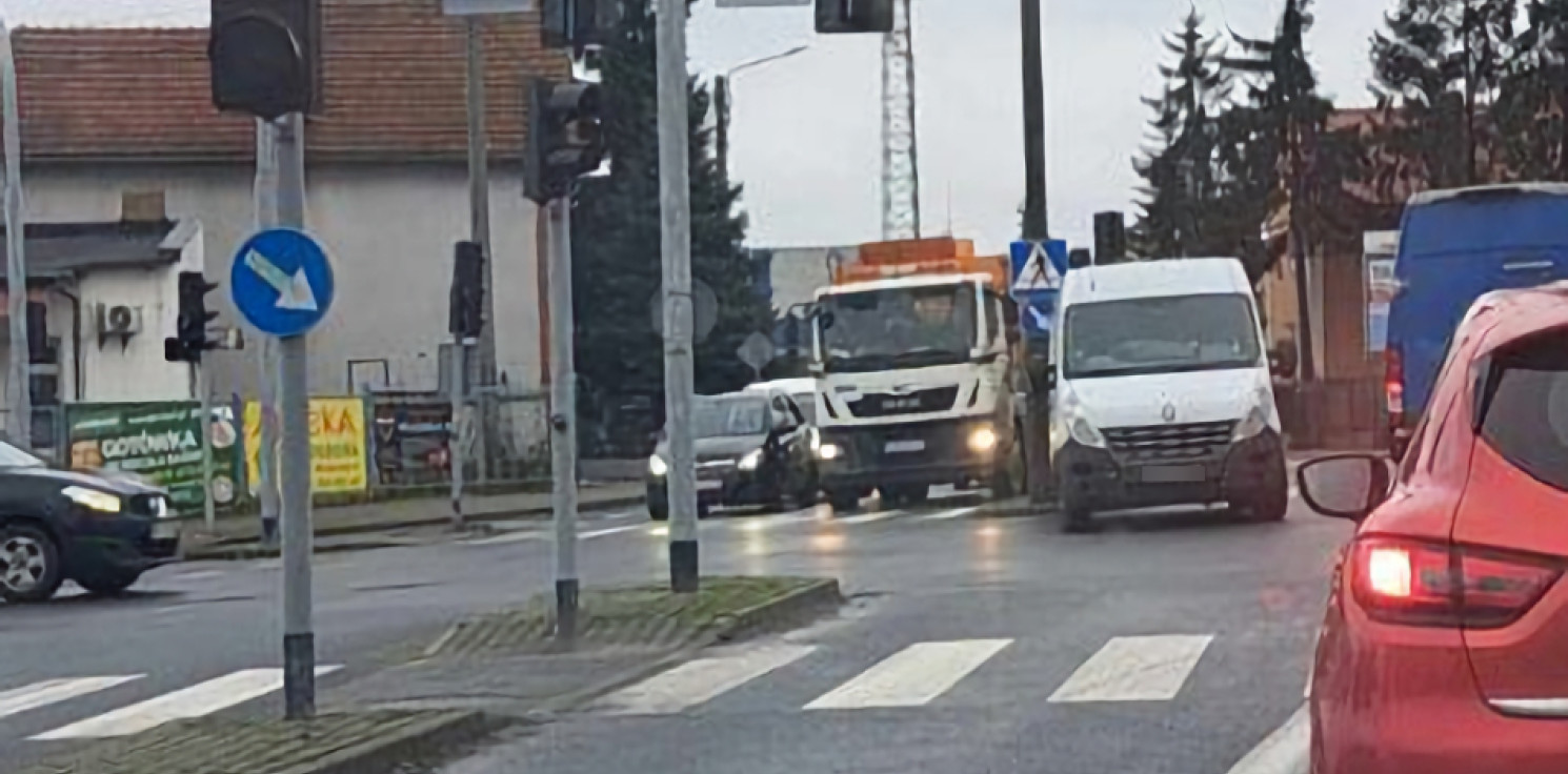 Inowrocław - Dostawczak blokował skrzyżowanie. Nie było kierowcy