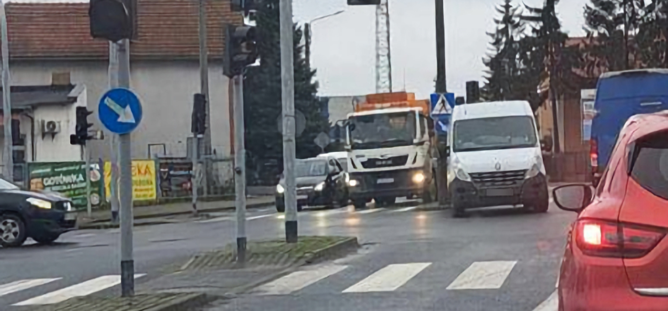 Inowrocław - Dostawczak blokował skrzyżowanie. Nie było kierowcy